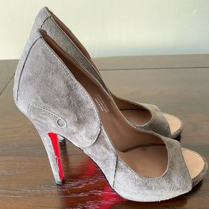 Suecomma Bonnie suede heels